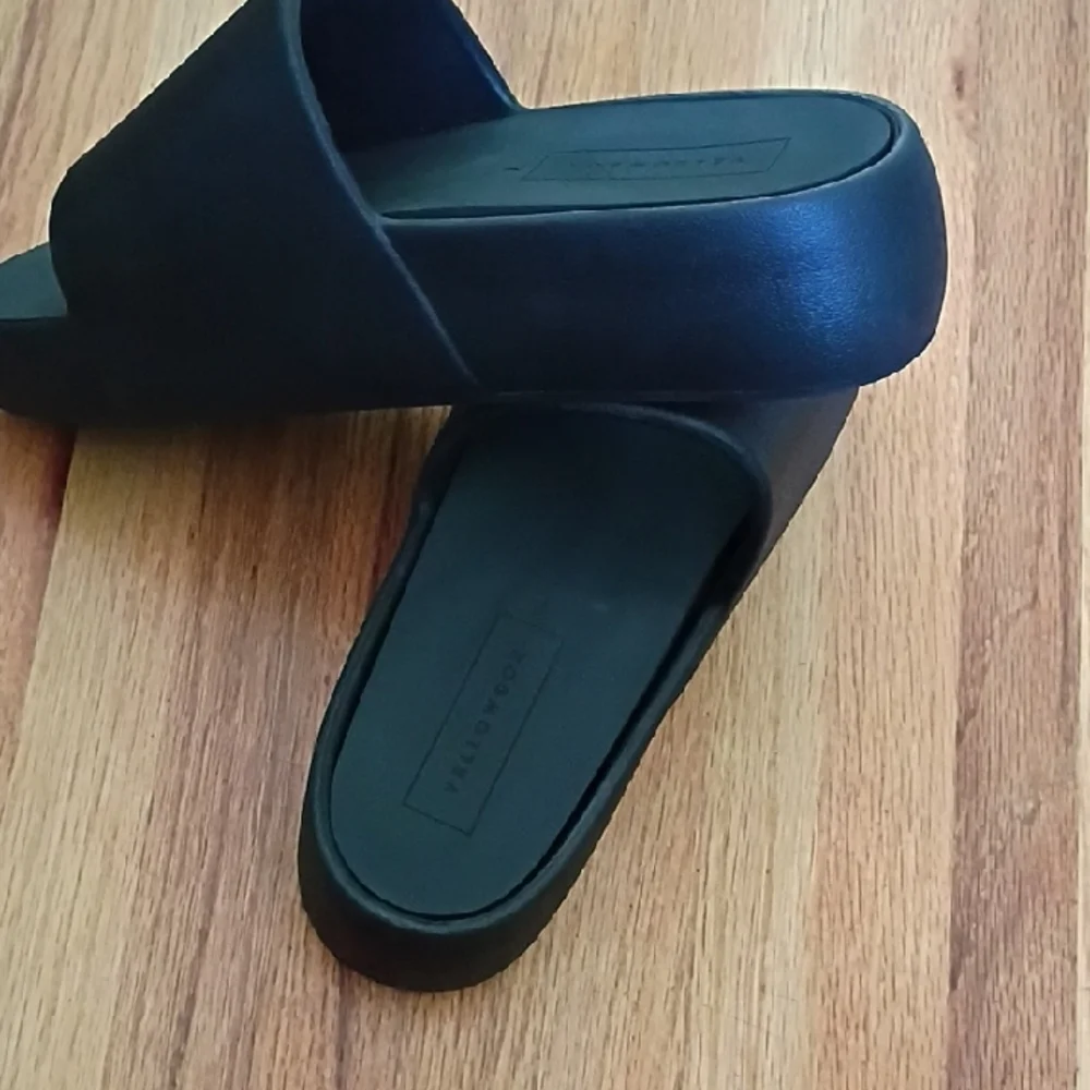 Yellow Box Black Slide Sandals Women's Size 7 - Picture 4 of 7